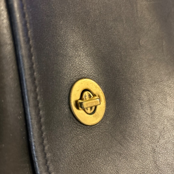 Vintage Coach bag black Front closure Inside zipper and buckle strap - Picture 4 of 7